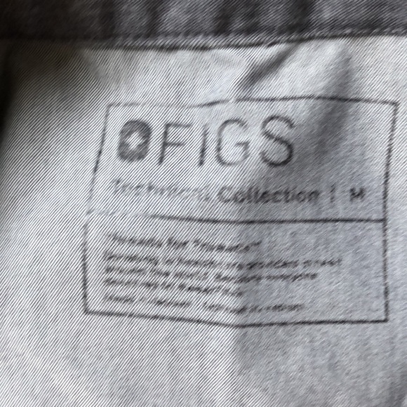 Figs bundle in graphite includes 3 Zamora joggers and 2 Rafaela oversized tops - Picture 5 of 10